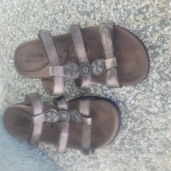 Taos Footwear Women's Metallic Sandals - Picture 2 of 5